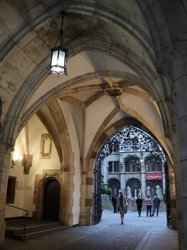 ミュンヘン新市庁舎 ミュンヘンのシンボル＜時計仕掛けの塔＞ -