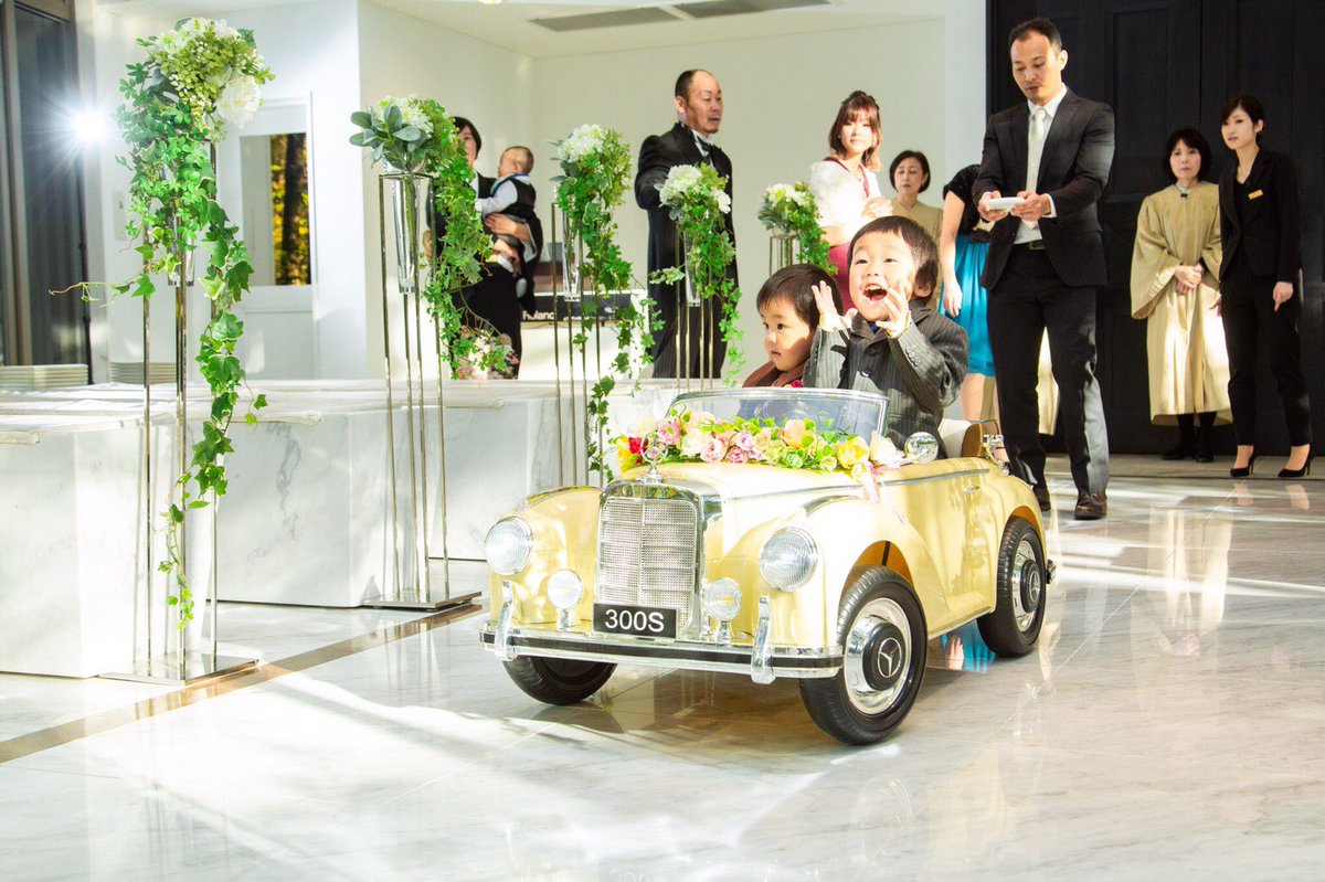 おにいちゃんと一緒に 可愛いリングボーイが車に乗って登場♡ 会場は温かい雰囲気に包まれ みんなで応援します* .----------------------