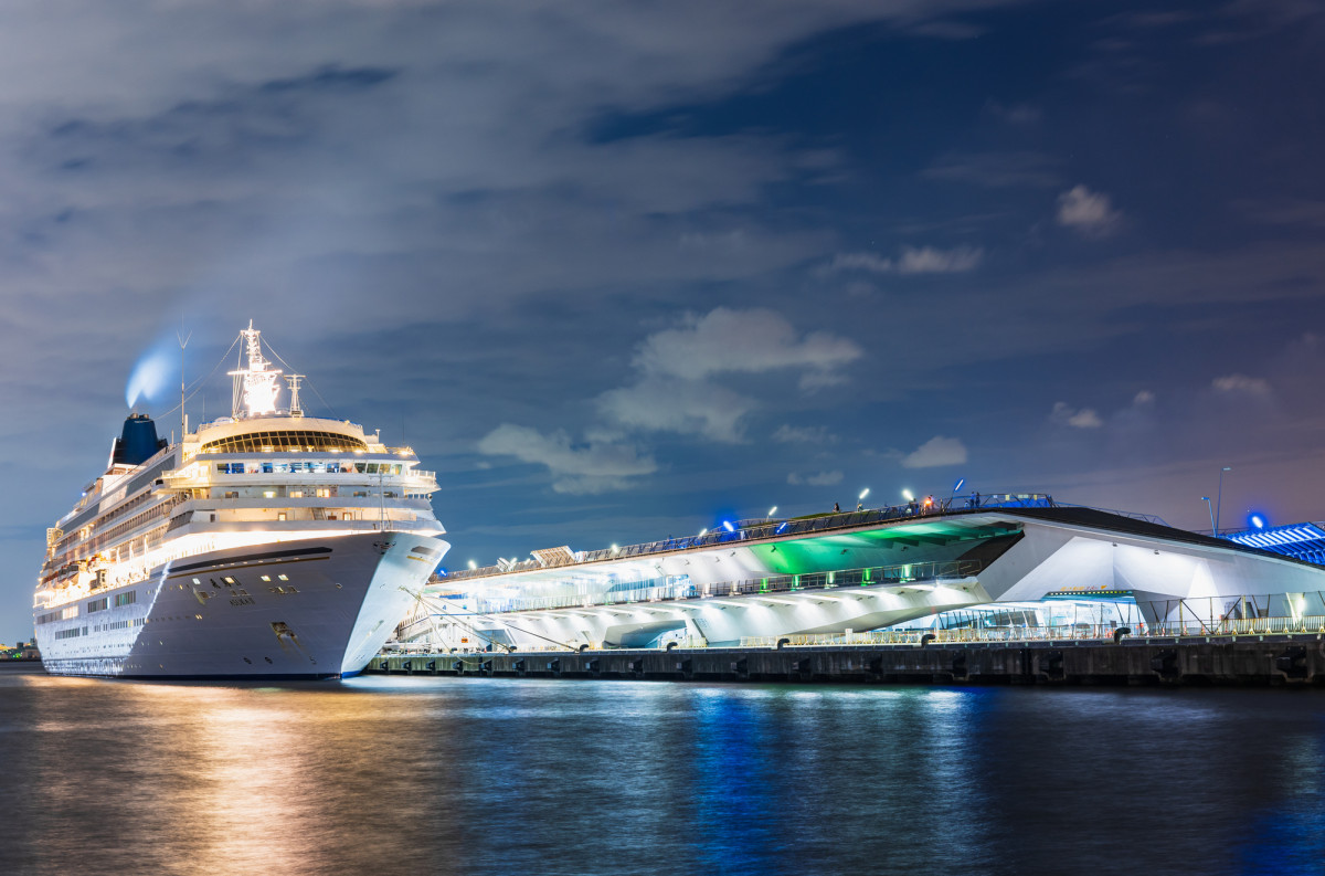 客船4隻、横浜にずらり - 日本経済新聞