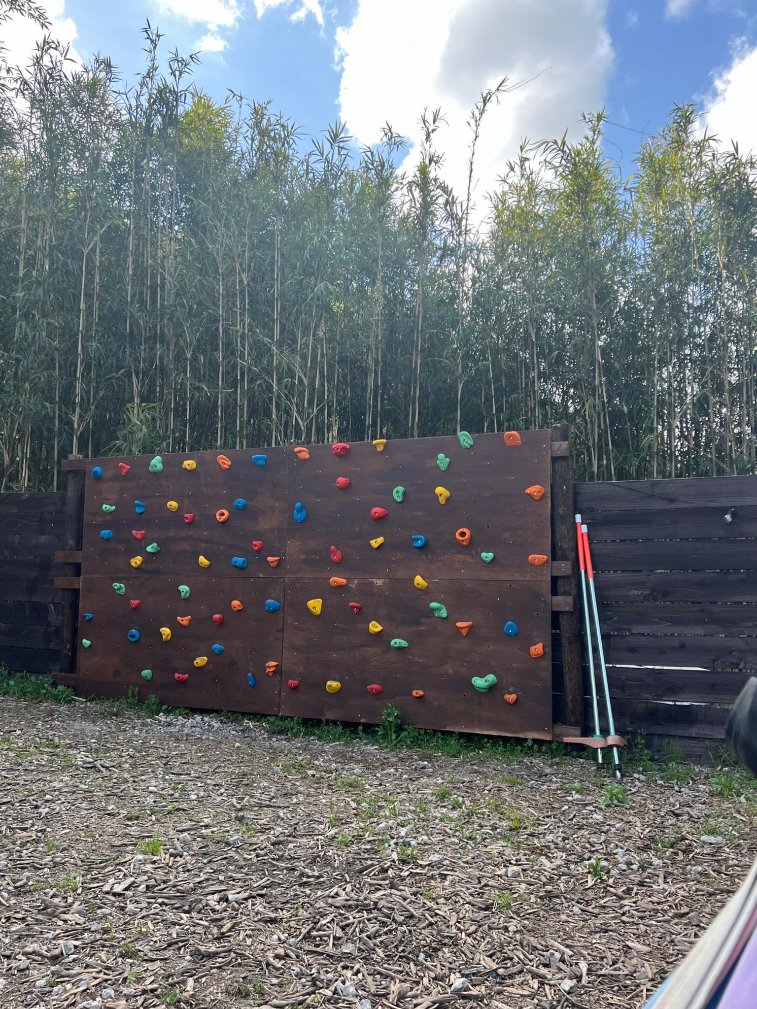 プライベート空間でデイキャンプ×サウナ体験 最大16名！炊事場やドラム缶風呂も完備☆豊かな自然の中で贅沢な癒し体験！～グループ、ファミリーにおすすめ～プライベートバルコニー - じゃらん遊び体験