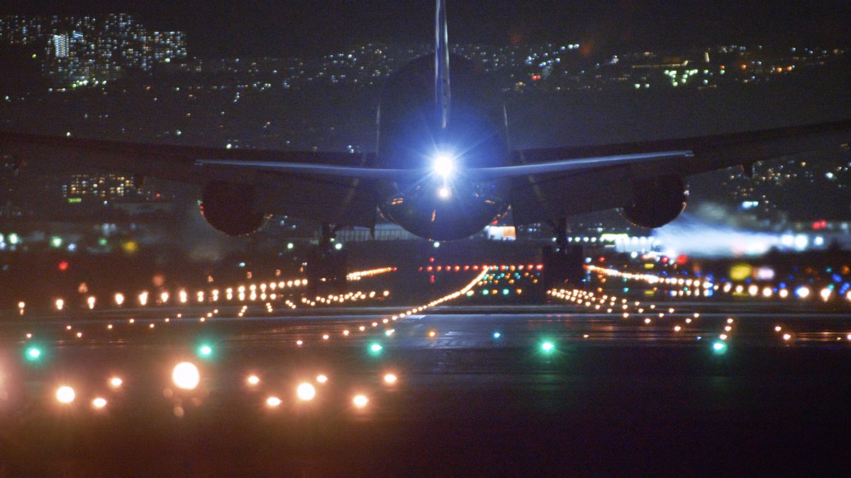 千里川の土手飛行機撮影🥰 横構図の離発着状況の写真を投稿します。 時間帯によってもカメラの写り方が違って見えました。本当に暗くなる前の絶妙な時間帯は1〜3枚目かな？