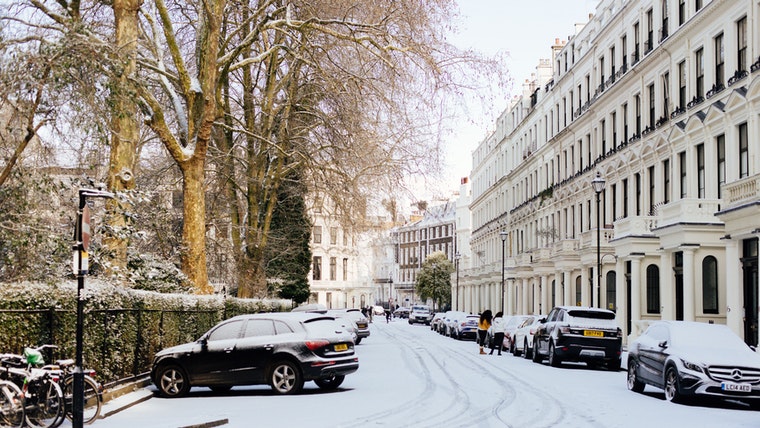 美しい雪景色に思うイギリスの産業の停滞、例；学校の先生は休みすぎ 子供はうかれて雪遊び - イギリス