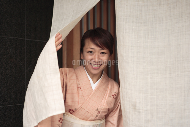 暖簾をくぐるとは文化とマナーの教科書