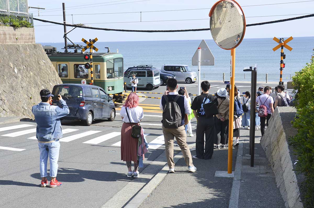 車道で撮影、私有地侵入 スラムダンク〝聖地〟鎌倉オーバーツーリズム - 産経ニュース