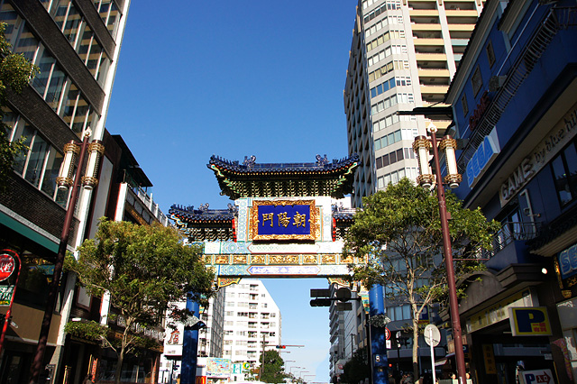 夜の横浜中華街の写真素材FYI03202232ストックフォトの Qlean Market キュリンマーケット