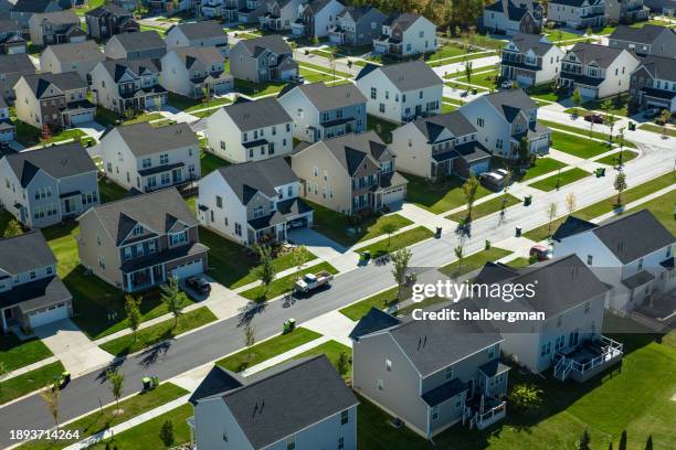 アメリカ郊外風住宅地のガレージ金剛産業株式会社<住宅用>ガレージドアのパイオニア