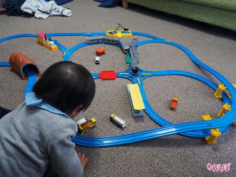 パパママ必見 プラレール初心者が簡単に作れる子どもが喜ぶかっこいいレイアウトの作り方 ８の字レイアウト- 新潟散財