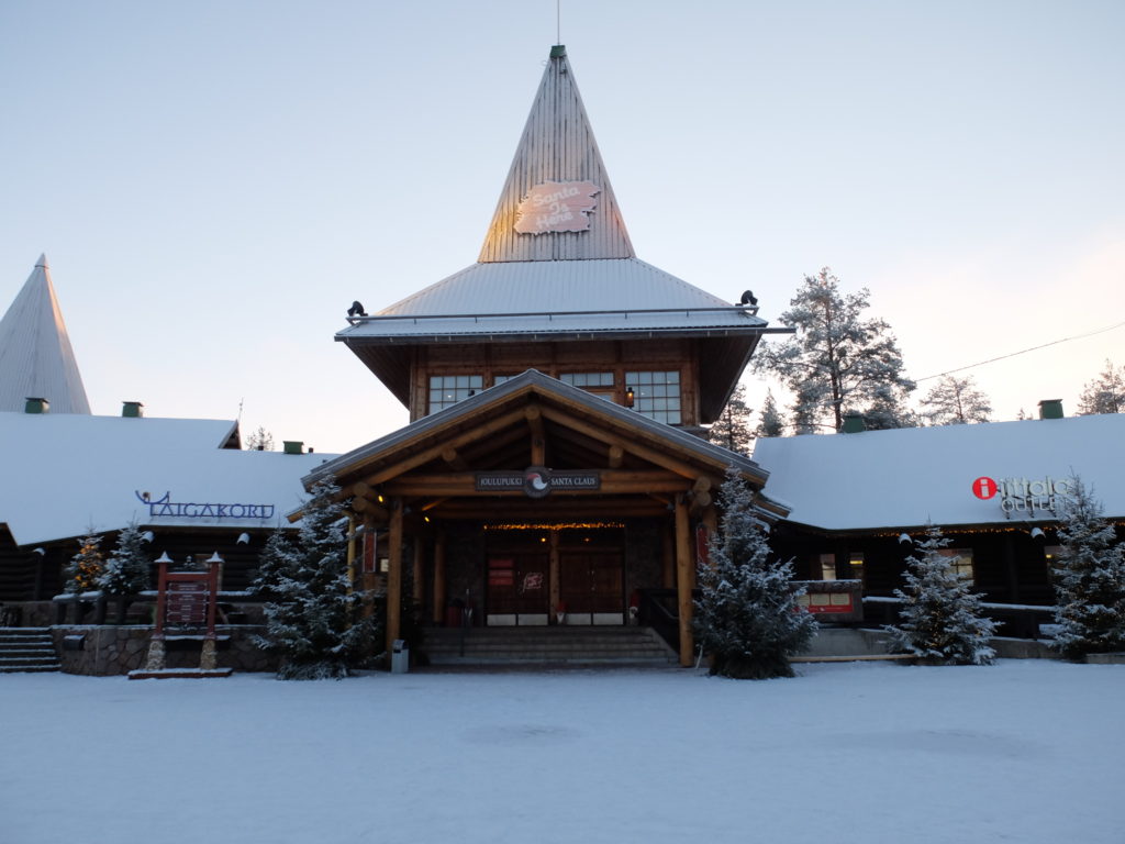 ロヴァニエミ：ホテル送迎付きサンタクロース村ツアーGetYourGuide