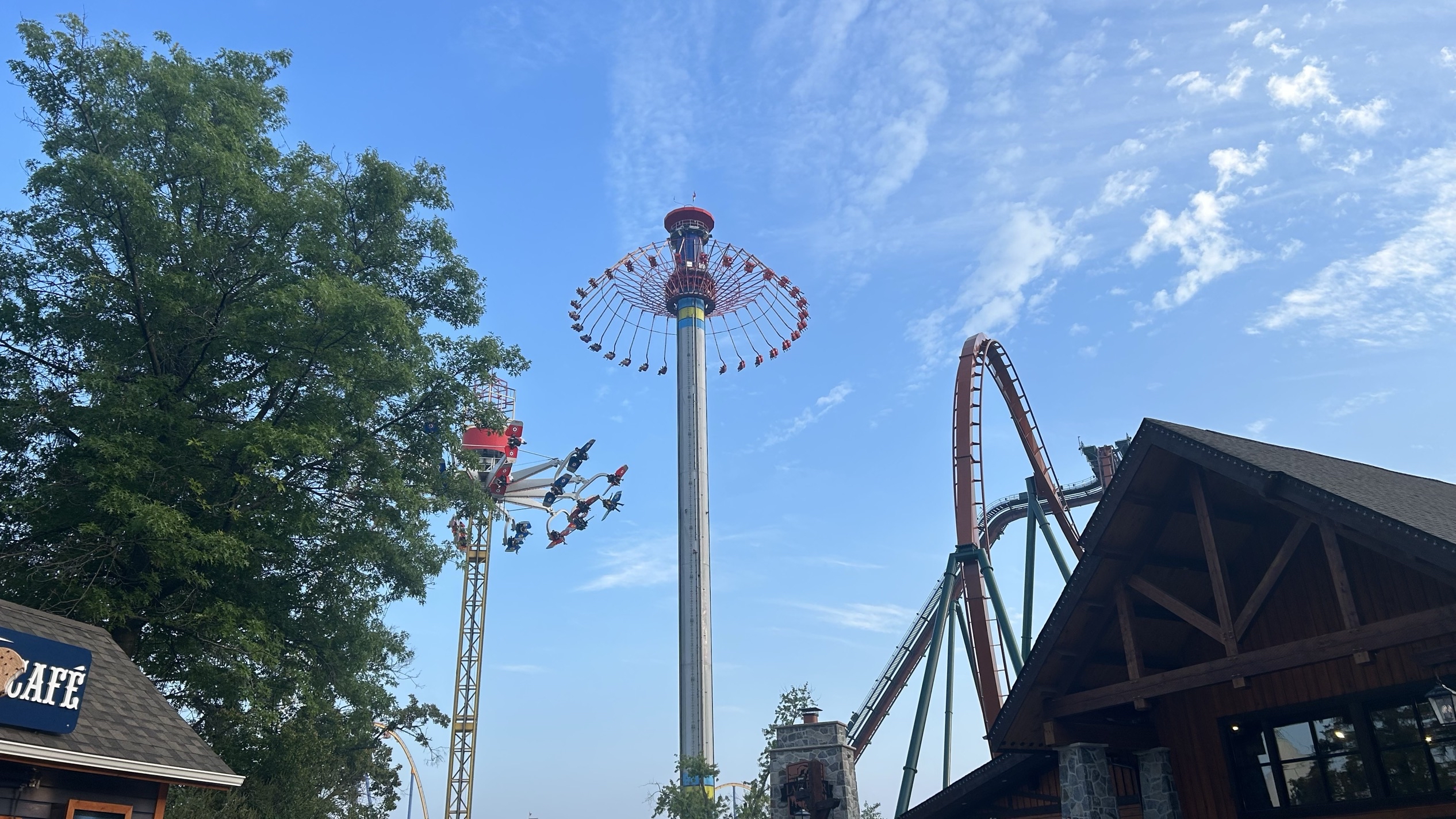 乗客が約30分間逆さづりに、遊園地の乗り物が突如停止カナダ