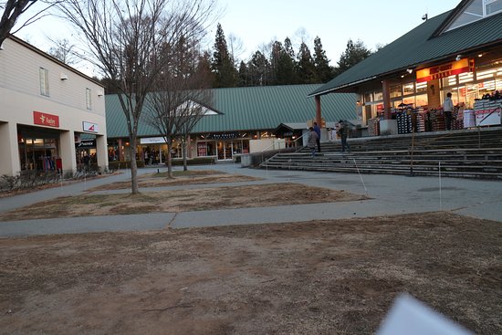 八ヶ岳アウトレットの駐車場が有料化へ！自然を楽しむ設備投資とは？ - 生駒から毎日の不思議を探して