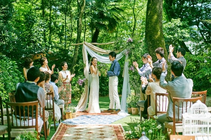 海外のようなおしゃれなガーデンウェディングを叶えるポイント - AFFLUX 愛する人へ贈るゆびわ言葉®がついた婚約・結婚指輪