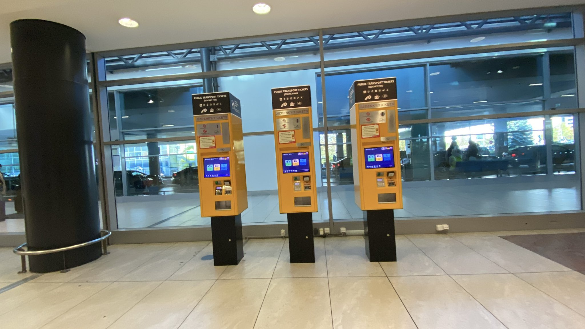 2024年：プラハ空港から市内への最適なアクセス方法タカタカ旅ブログ