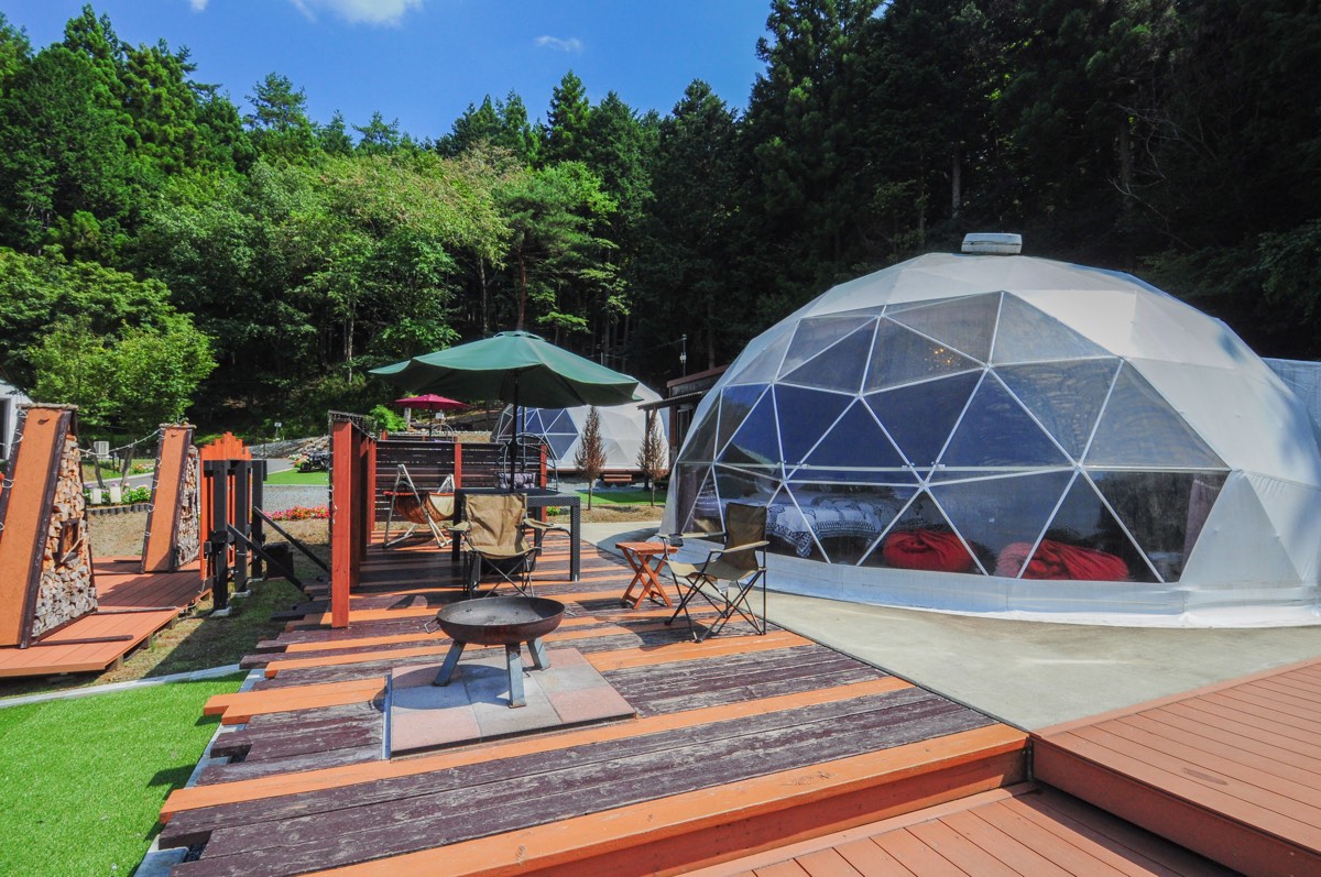 山梨にグランピング施設「ザ フォレスト」森の中のドーム型テントで自然を味わう -