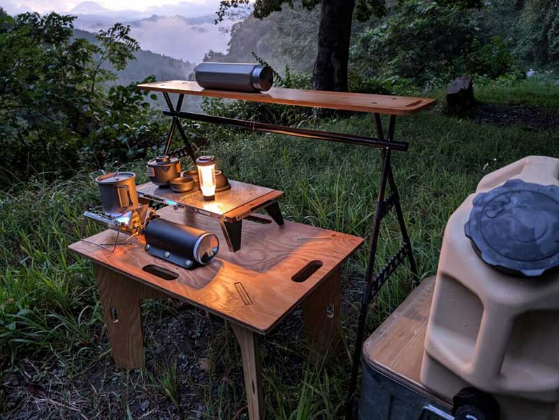 ダイソーハンギングラック の天板を作ってみました。 サイズがなかなか長い〜のですが、まぁまぁいい感じに試作品完成‼️ ダイソーのバンキングラックって、サイズがちょうどいい。大きすぎずでとても良い😁オルテガ柄ハンギングラック天板キャンプ好きの人と