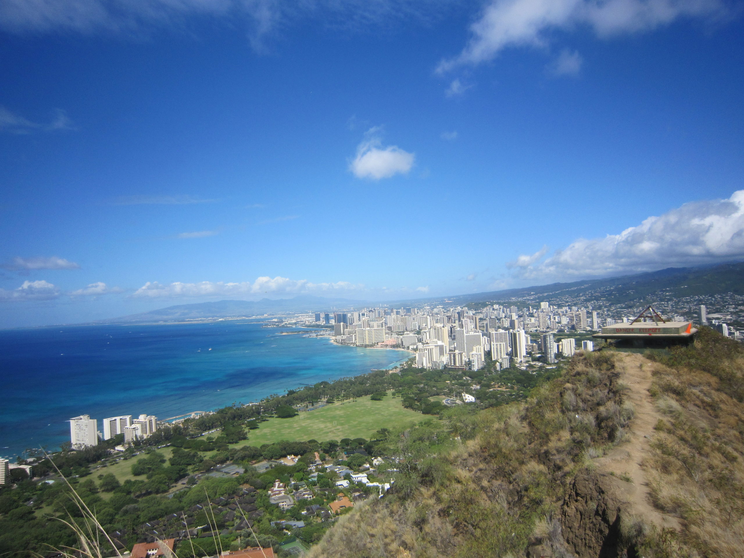 2024最新 ダイヤモンドヘッドでハイキングの楽しみ方！予約方法からおすすめスポットをご紹介るるぶ&more