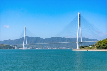 しまなみ海道 多々羅大橋と夕日 10685001914 の写真・イラスト素材アマナイメージズ