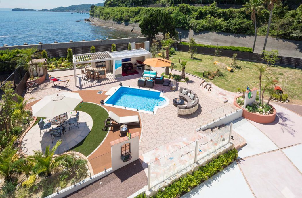 アメリカ郊外の大規模なプールの豪華な家。米国北西部の写真素材・画像素材 Image 63736989