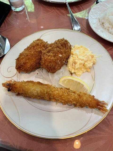 高岡古城公園の濠ほとりのイタリアン 食堂兼居酒屋 コッテロ 春はサクラ、秋は紅葉を眺めながらおしゃれランチ