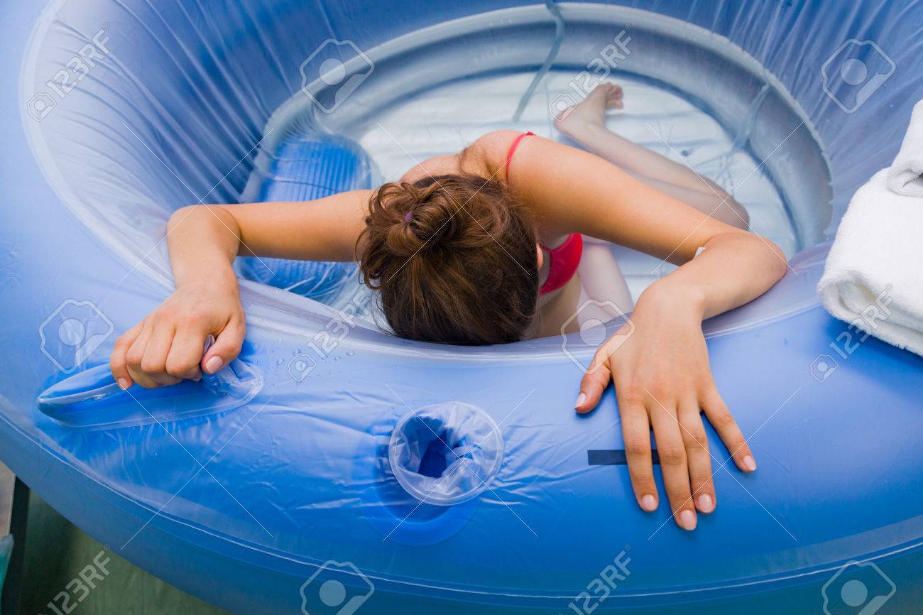 水中出産直前の労働中に若い美しい女性。の写真素材・画像素材 Image 63847154