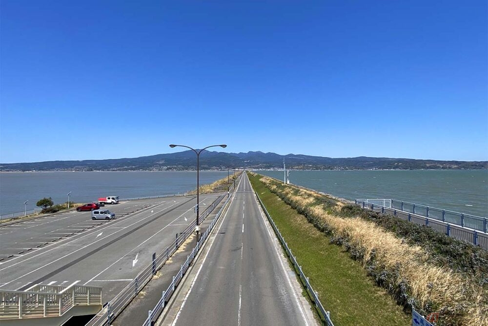 こんばんは✋🥰, 何度か海沿いを走ったので, ついに先週バイクの洗車をしてきました✨,初洗車, ., ①ジャケット振り回してカッコつける私,②〜洗車の様子,