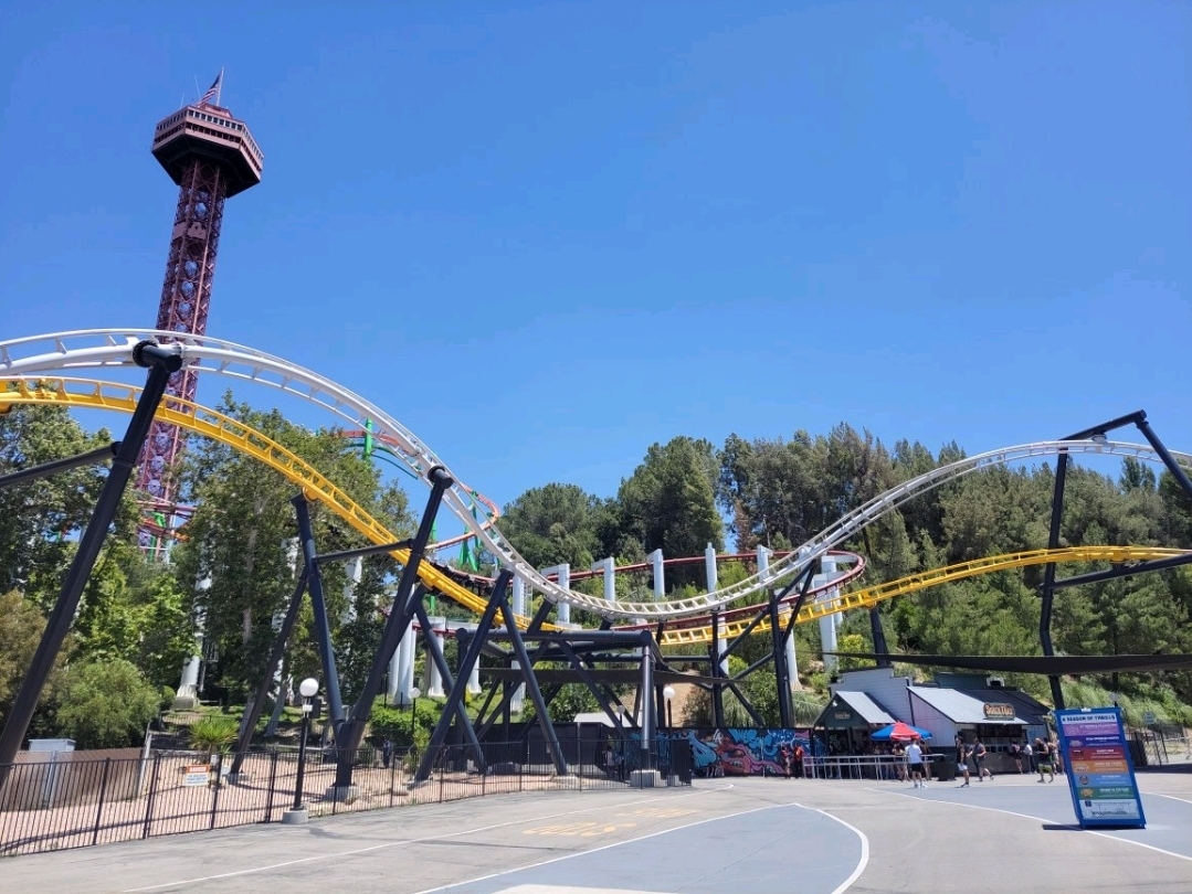 ジェットコースターの数世界一！ 「シックスフラッグスマジックマウンテン Six Flags