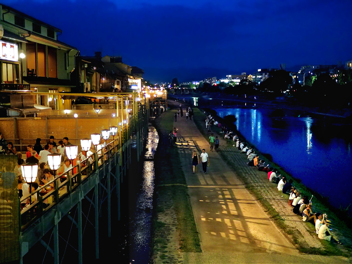 一見さんでも大丈夫◎京の風物詩「納涼床」「川床」の楽しみ処 ドコロキナリノ