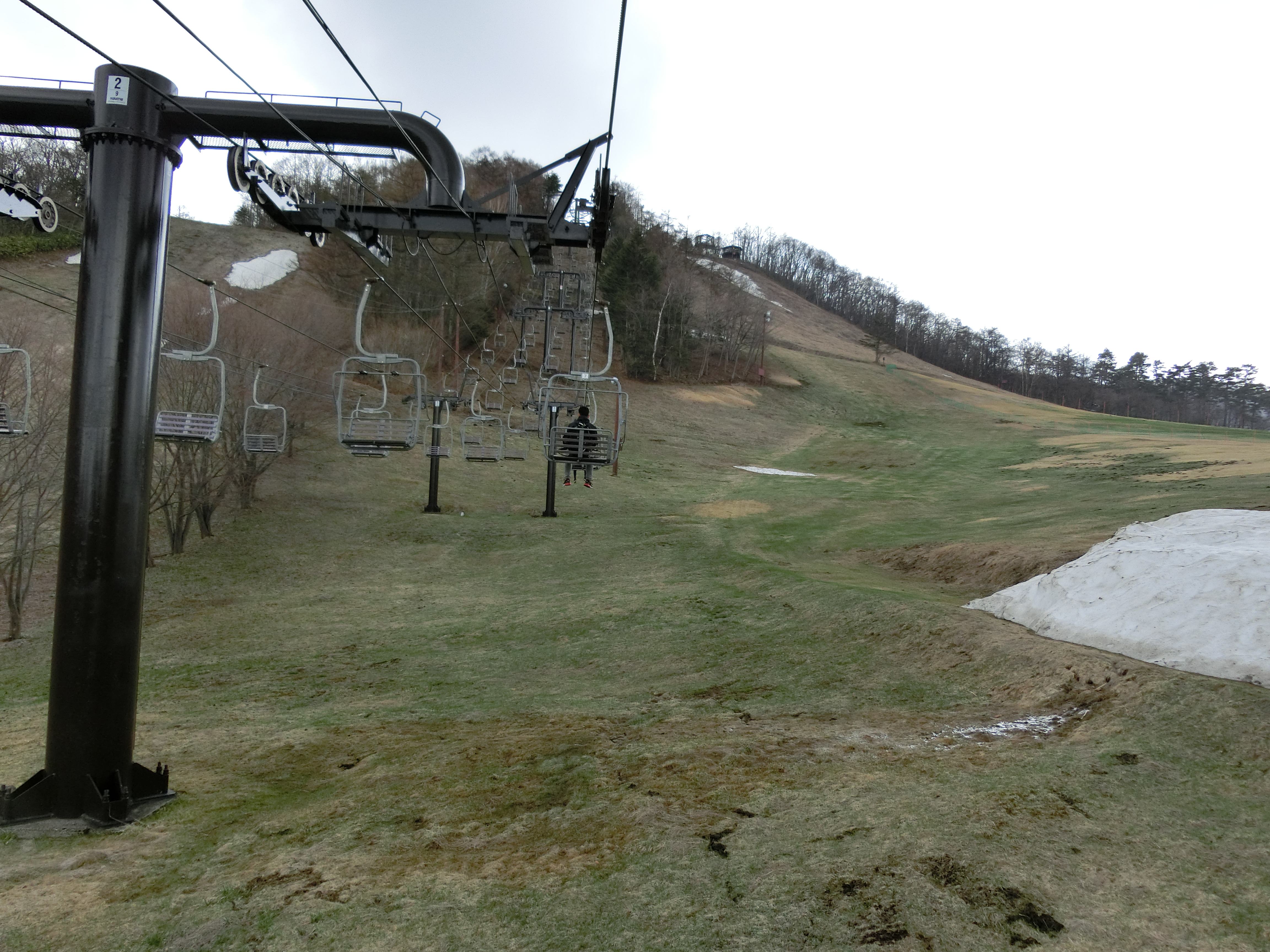 草津温泉スキー場の人気アトラクション ジップライン「バンジップテング」！ 子供から大人まで安全に楽しくご利用いただけます。 標高1370ｍの天狗山山頂からの絶景と合わせて是非ご体験ください。＃草津温泉スキー場 ＃天狗山プレイゾーン