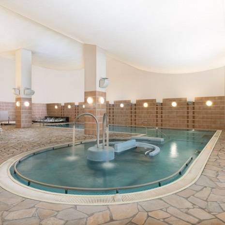 2025最新 関西のナイトプール13選！定番から穴場まで、デートにもおすすめのホテルや屋外プールをご紹介！カTRAPOL トラポル