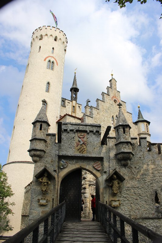 カリオストロの城」はドイツにあった！念願のリヒテンシュタイン城へ – ドイツ発！街歩きガイドKeikoと旅する世界