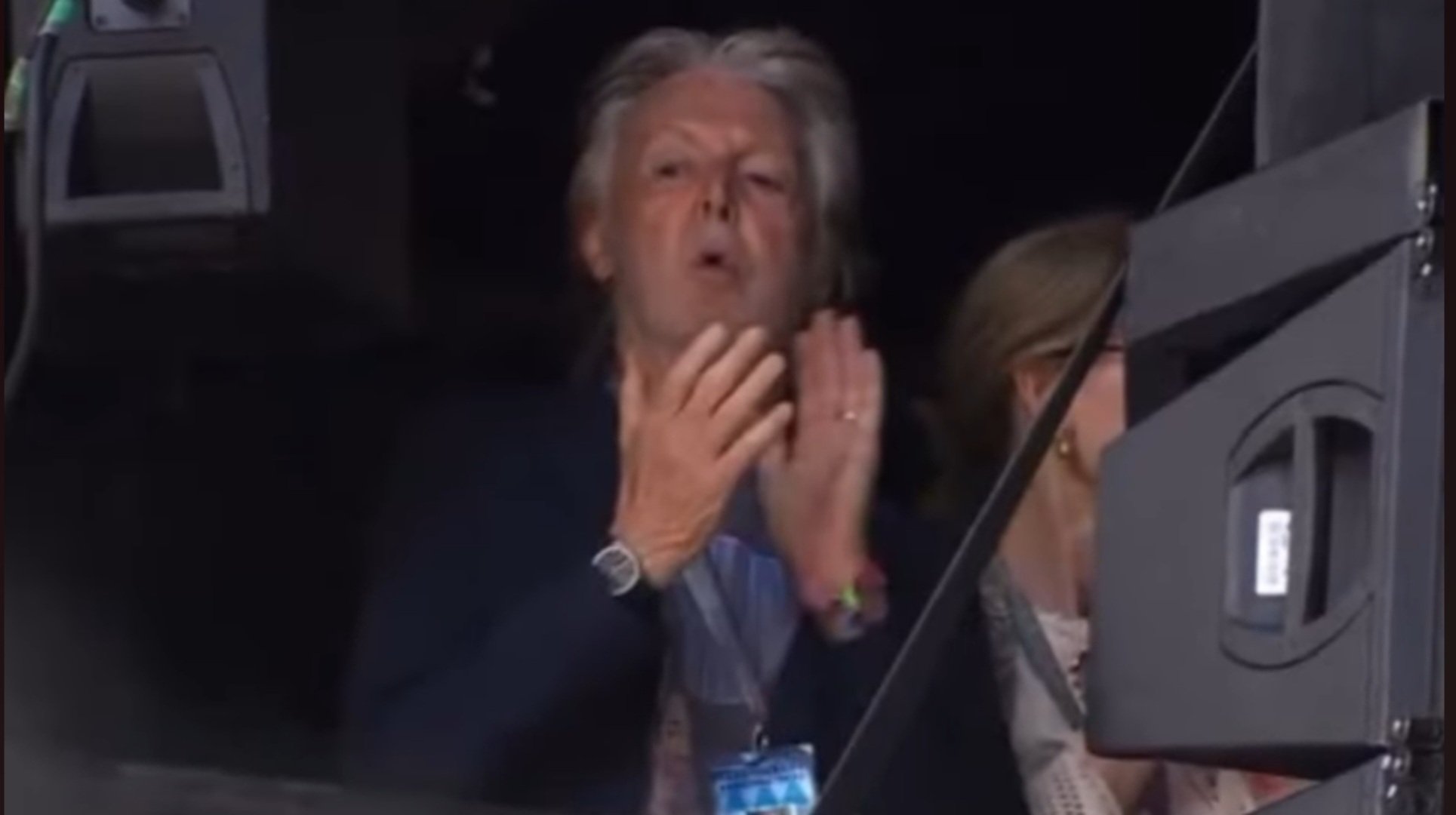 Charli xcxがカスタムメイドのMcQueenでグラストンベリー 2025に登場