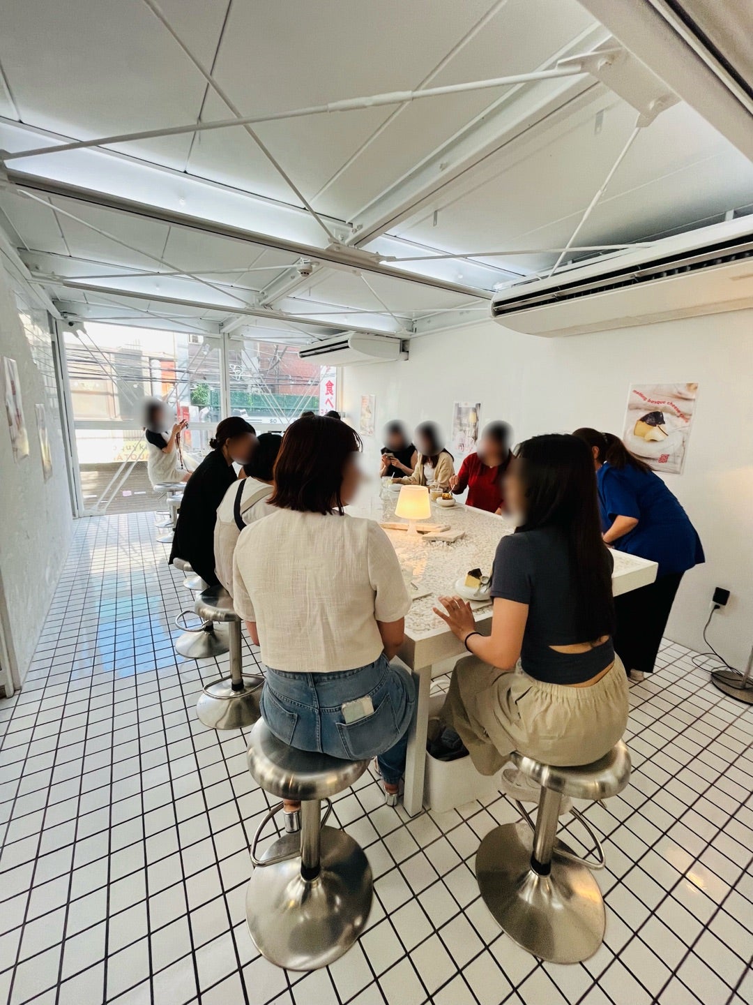 新大久保の水のテーブルが話題のカフェGUFがオープン