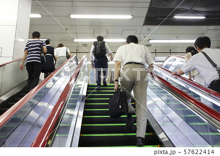 エスカレーターの片側を歩く人はブロックしていい 医師が｢片側空けはマナーではなく因習｣と断ずる理由 そもそも健常者が速く上がるための装置ではないPRESIDENT Online