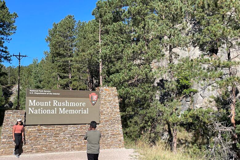 マウントラッシュモアの見どころ・行き方・近隣の観光地山に作られたアメリカ大統領の彫像つきらいふ in the USA