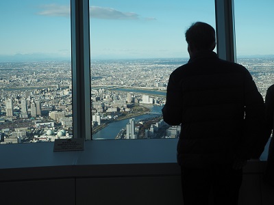 朝日新聞デジタル：世界最高の高さの眺望を誇るトイレ。残念ながら外が見えるのは紳士用のみ - 東京スカイツリー「天望回廊」公開