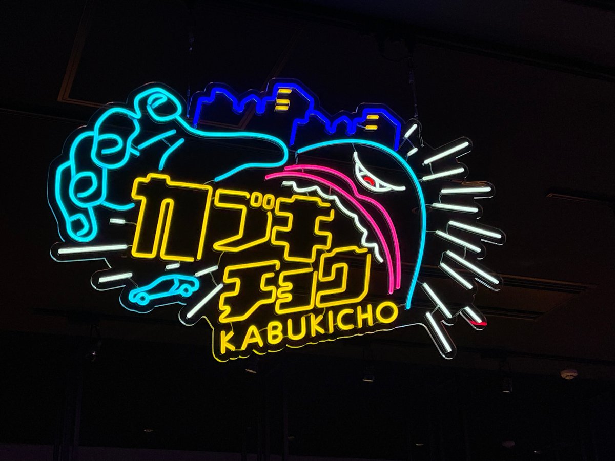 「夜の未来都市：サイバーパンクなネオン街を歩く」