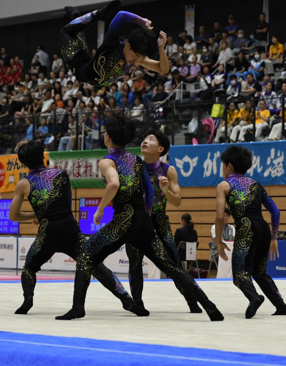 子供のポーズで休息滋賀 野洲駅前 ヨガYOGAサロン Sis
