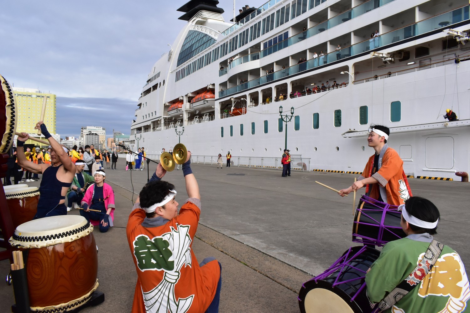 神戸市 神戸港初入港 豪華な中型客船の「シーボーン・オデッセイ」