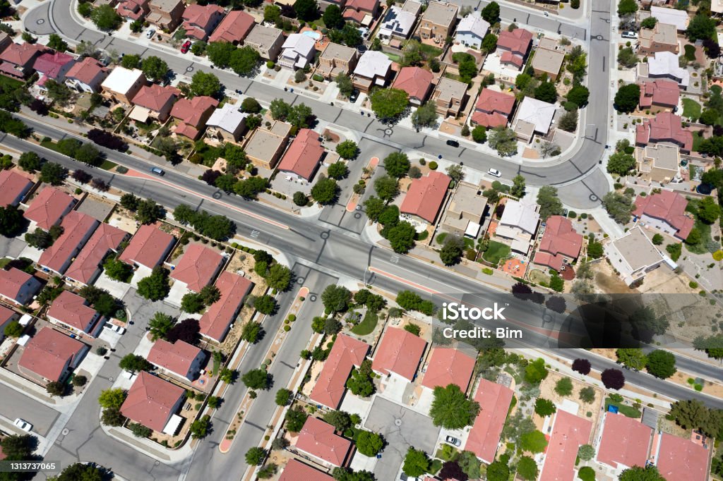 北アメリカ郊外住宅街での新しい区画でアメリカの国旗が付いている管家の写真素材・画像素材 Image 78332940