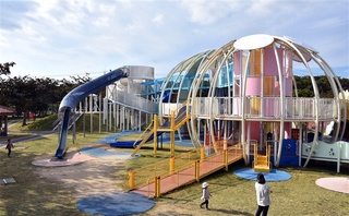 恐竜に食べられる!?全長200mローラー滑り台の紹介