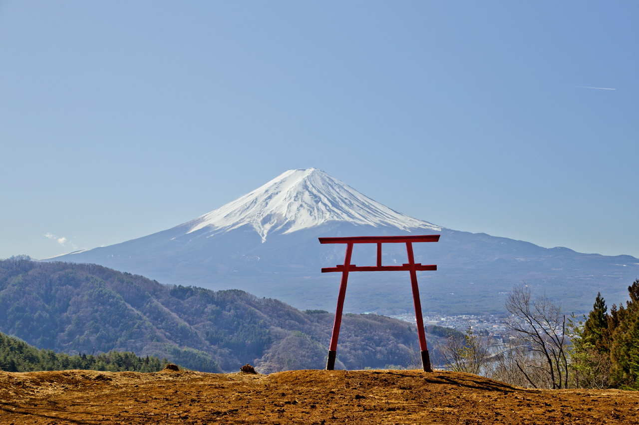 天空の鳥居」の景色がすごい！ アニメでも“聖地”な鳥居の写真がアニメチックで次元の壁が壊れる 1