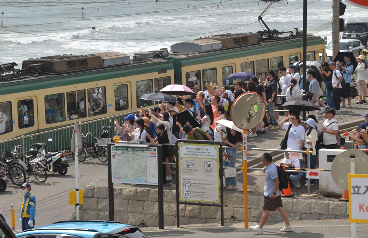 鎌倉高校前1号踏切 通称スラムダンクの踏切 がすごいことになっている英国アンティーク博物館BAM鎌倉