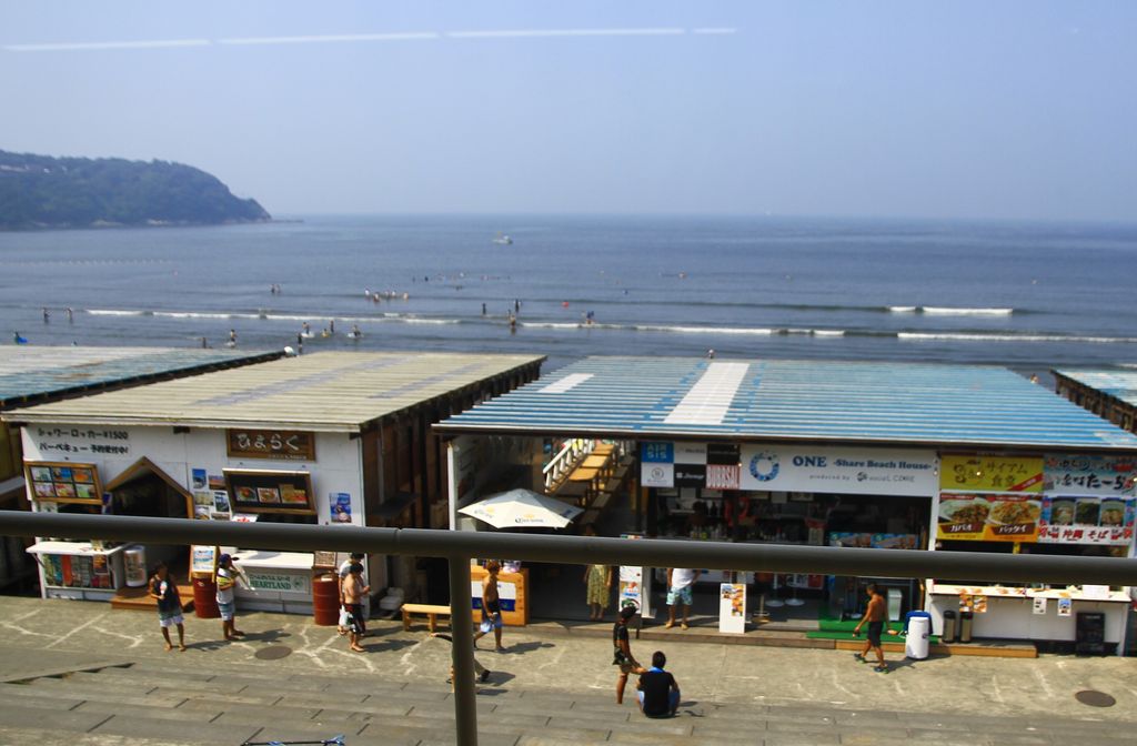 湘南の海から見る美しい朝日