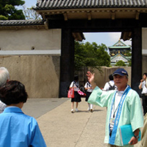 大阪城御座船と紅葉の大阪城 10133002853 の写真・イラスト素材アマナイメージズ