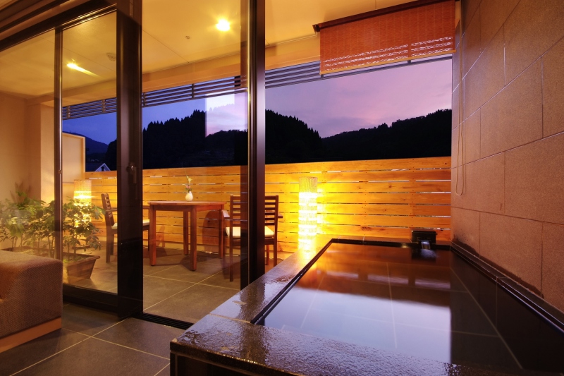 屋根付き露天風呂 - 沼田市、湯元華亭の写真 - トリップアドバイザ