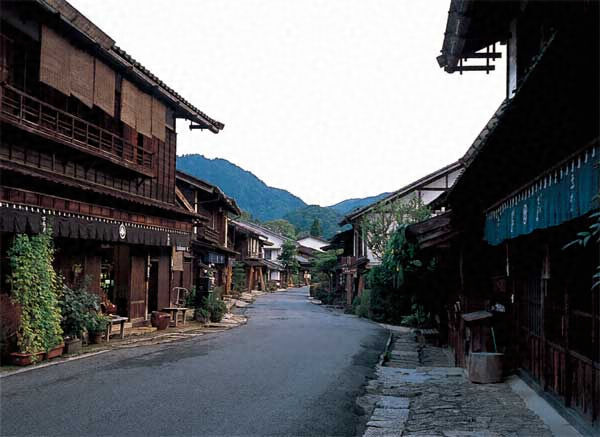 ハルシュタットを歩く1歳児と家族旅行