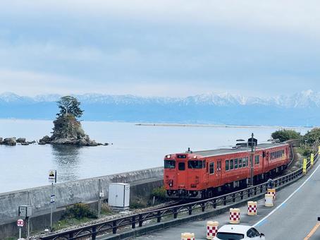道の駅 雨晴＞富山湾越しに立山連峰を眺める絶景を堪能高岡・氷見のおすすめ観光・レジャースポットなら旅色