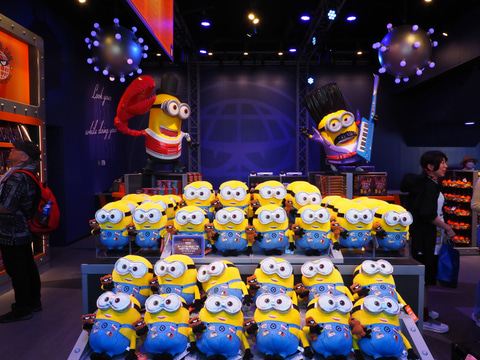 ユニバーサル・スタジオ・ジャパンUniversal Studios JapanUSJ-ミニオン・パーク街じゅうあちこちで、ユニークなかわいさを丸ごと楽しめる！ パワーアップしたミニオン・パークでハチャメチャになって遊んだら、カラフルな壁を背景に、フォトジェニックな1枚