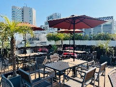 リゾートを思わせるオープンテラスがおすすめ。仕事帰りにヨックモックのカフェでまったりビール。＠ブルー・ブリック・ラウンジ 表参道ルーア・ブランカグルメ