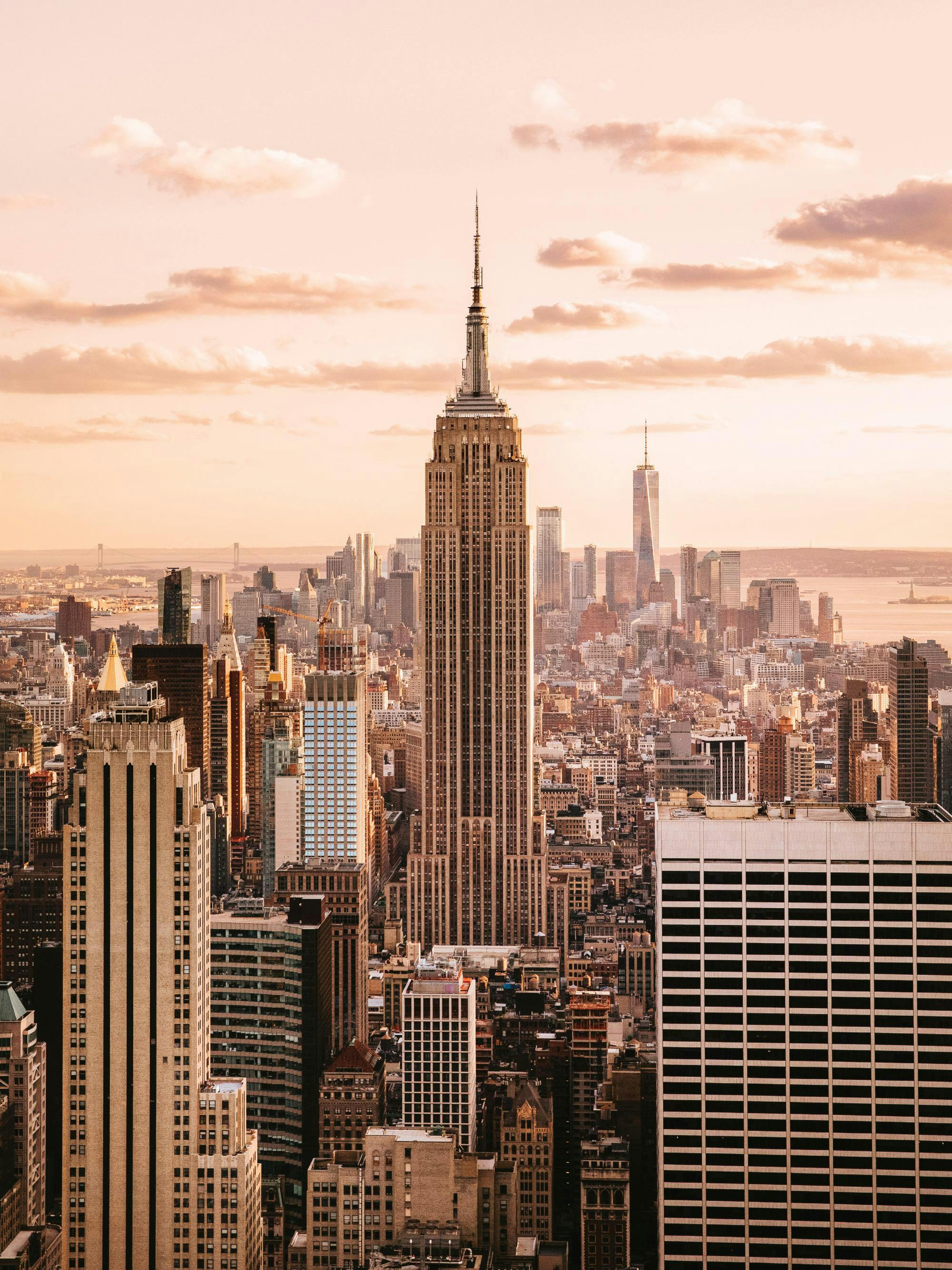 ニューヨーク市の壮大な景色を眺めながら読む女性。の写真 – Unsplashの女の無料画像