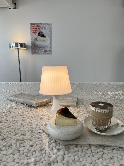 ウォーターテーブルが話題！ 新大久保の韓国風カフェ「GUF TOKYO」の絶品とろとろバスクチーズケーキるるぶ&more